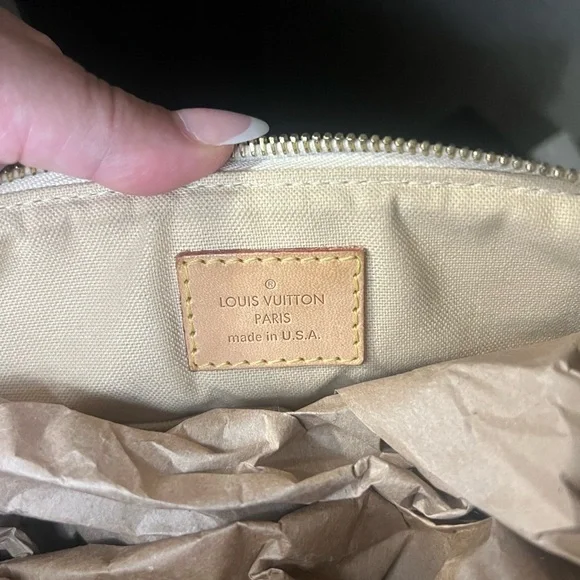 Authentic Louis Vuitton Siracusa PM Crossbody Bag - Picture 3 of 6